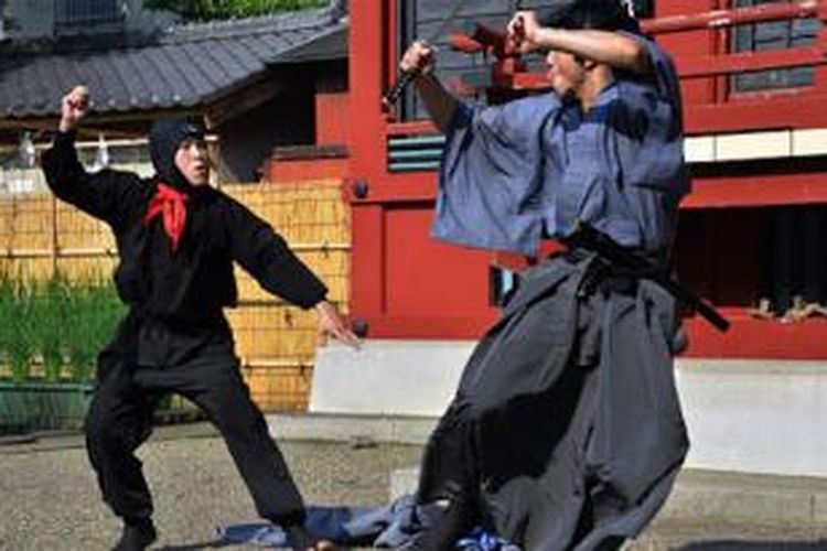 Sosok ninja dan samurai sedang bertempur.