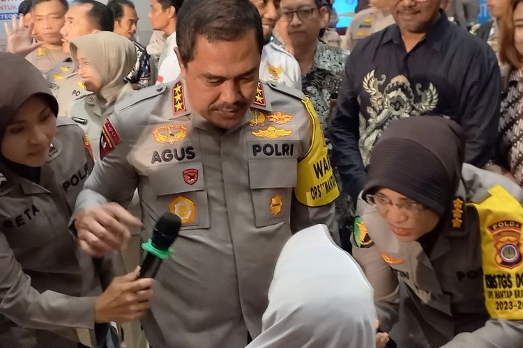 Wakapolri saat berinteraksi dengan peserta baksos di ISI Yogyakarta, Rabu (29/11/2023)
