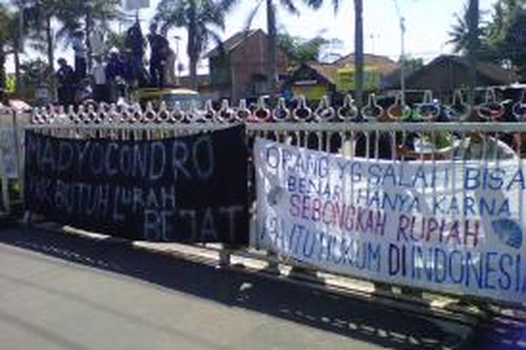 Puluhan warga Desa Madyocondro, Kecamatan Secang, Kabupaten Magelang, menggelar unjuk rasa di depan kantor Pemkab setempat, menuntut mundur kepala desa mereka yang diduga melakukan perselingkuhan, Rabu (30/4/2014).