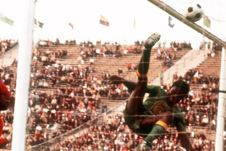 Bek Zaire (saat ini Republik Demokratik Kongo) Mwepu Ilunga saat mencoba mencegah gol Yugoslavia dalam pertandingan Piala Dunia 1974 di Jerman Barat, 18 Juni 1974. 
Foto: Aliansi gambar Natscha Haupt / ASA (Foto oleh Werek Natascha Haupt /R3690_Werek_Natascha_Haupt/ dpa Picture-Alliance via AFP)