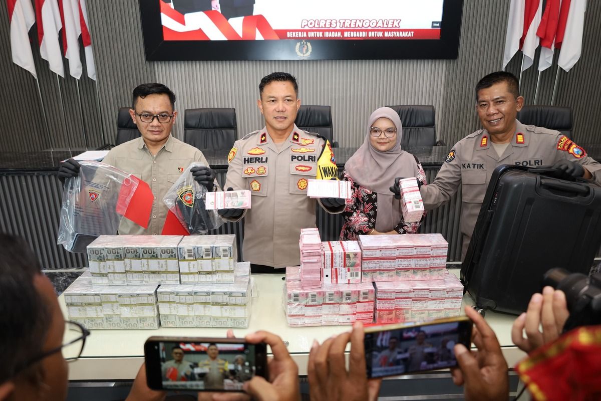 Polisi menunjukkan barang bukti berupa uang mainan kasus penipuan yang mengakibatkan warga Kabupaten Trenggalek Jawa Timur mengalami kerugian ratusan juta rupiah, Kamis (12/02/2026).
