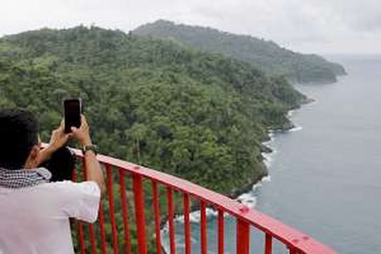 Wisatawan menyaksikan pesona pantai dari puncak mercusuar William's Torren di Desa Meulingge, Kecamatan Pulo Aceh, Kabupaten Aceh Besar, Jumat (9/9/2016). Mercusuar itu dibangun tahun 1875 oleh kolonial Belanda. Berada di puncak mercusuar itu, keindahan Samudra Hindia dan Selat Malaka terlihat tanpa penghalang. Pulo Aceh memiliki potensi wisata bahari, tetapi masih terabaikan.