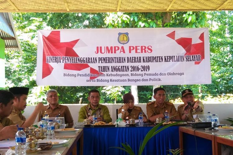 Wakil Bupati Kepulauan Selayar periode 2016-2021, Dr H Zainuddin dalam jumpa pers Kinerja Penyelenggaraan Pemerintahan Daerah Kabupaten Kepulauan Selayar Tahun Anggaran 2016 - 2019, Selasa (19/3/2019). 