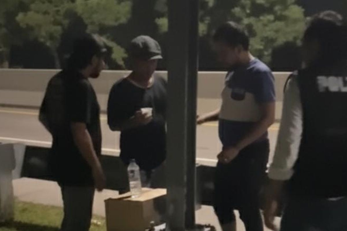 Polres Pasuruan Kota mengamankan pria yang menjual arak Bali di pintu exit Tol Pasuruan, Rabu (24/12/2025) malam.