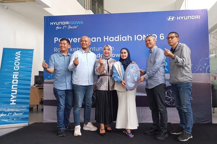 Konsumen Hyundai Gowa Fatmawati yang menang program undian Roda Keberuntungan