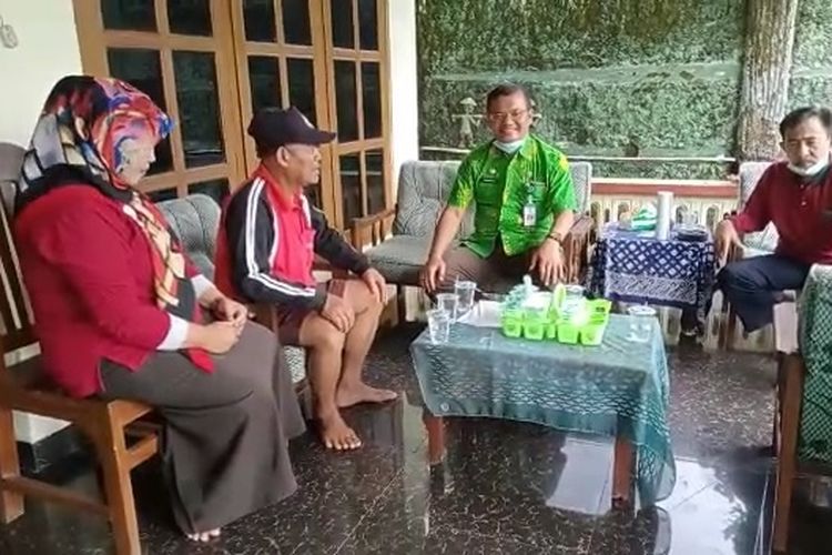 Kepala Dinas Kependudukan dan Pencatatan Sipil Kabupaten Magetan mengunjungi kediaman Suparlan yang sebelumnya menerima akte kematian padahal masih bugar. Kedatanag Hermawanuntuk memastikan data kependudukan telah diperbaharui dan dibisa digunakan untuk kepentingan dokuemn kependudukan.