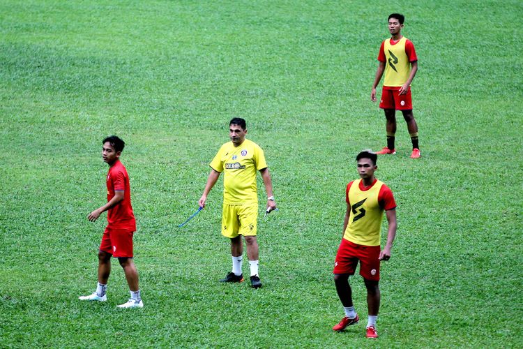 Pelatih Eduardo Almeida memimpin latihan rutin Arema FC jelang persiapan Liga 1 2021 di Stadion Gajayana Malang, Jawa Timur, Kamis (25/06/2021) sore.