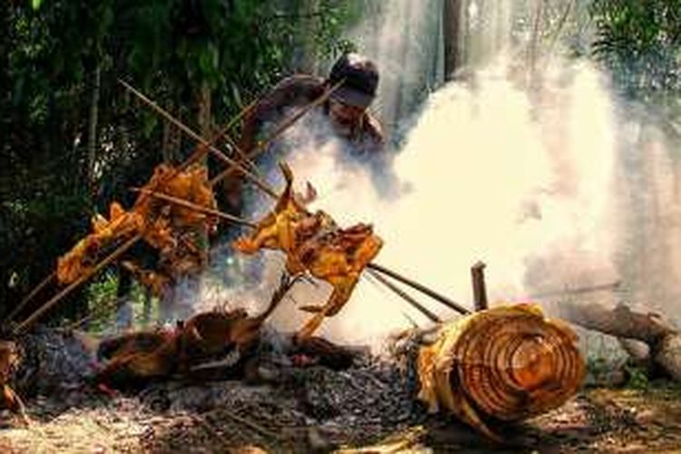 Seorang warga Jawa Tondano di Desa Reksonegoro Gorontalo membakar 