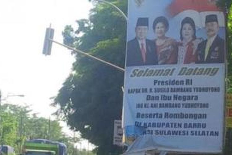 Sebuah baliho besar yang memajang wajah Susilo Bambang Yudhoyono sebagai Presiden RI dipasang di salah satu sudut kota Barru, Sulawesi Selatan bertepatan dengan kunjungan Presiden Joko Widodo yang meninjau pembangunan jalur KA Trans Sulawesi, Rabu (25/11/2015).