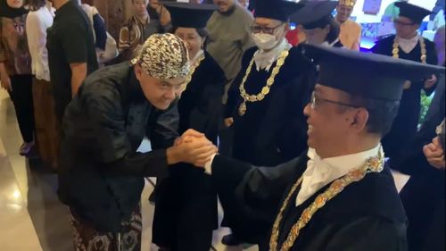 Hadiri Dies Natalis Ke-74 UGM, Ganjar Bertemu dengan Pratikno