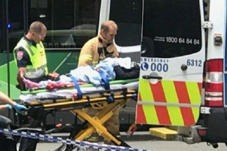 Paramedis mengangkat salah satu korban dalam serangan mobil di pusat pertokoan di Melbourne, Australia, Jumat (20/1/2017).
