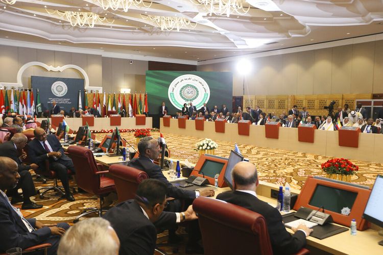 Para menteri dan delegasi menghadiri pertemuan persiapan sebelum dimulainya KTT Arab di Aljir, Aljazair, Sabtu, 29 Oktober 2022.