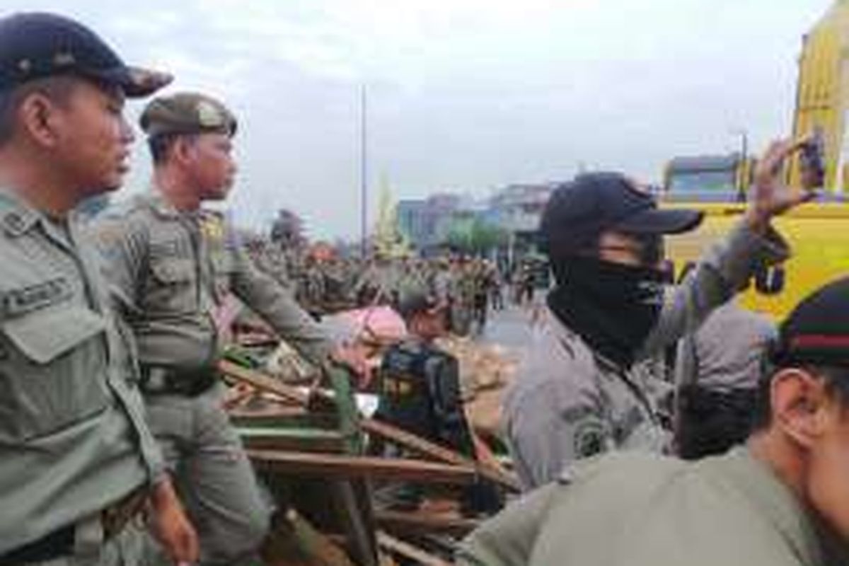 Pembongkaran di Kalijodo akhirnya dimulai. Alat berat memulainya dengan meratakan warung kaki lima di Jalan Kepanduan II. Senin (29/2/2016)