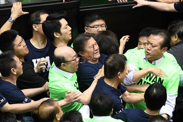Anggota parlemen Taiwan dari partai berkuasa Partai Demokratik Progresif (DPP) dan oposisi Kuomintang (KMT) berkelahi dalam sidang di gedung parlemen, Jumat (20/4/2018). 
