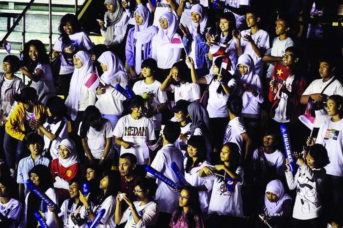 Dukungan penonton saat atlet Indonesia berlaga dalam SEA Games XXVI yang diselenggarakan di  Jakarta dan Palembang.