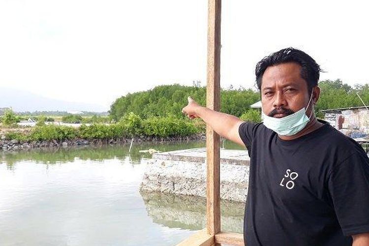 Yohanes Supriyanto menunjukkan atap hanggar lokasi onservasi WNI dari Wuhan, China yang tampak jelas dari belakang rumahnya, di Kampung Tua Penagi, Natuna.
