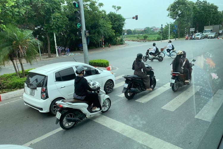 Kondisi lalu lintas di jalanan Kota Hanoi, Vietnam pada Mei 2024.