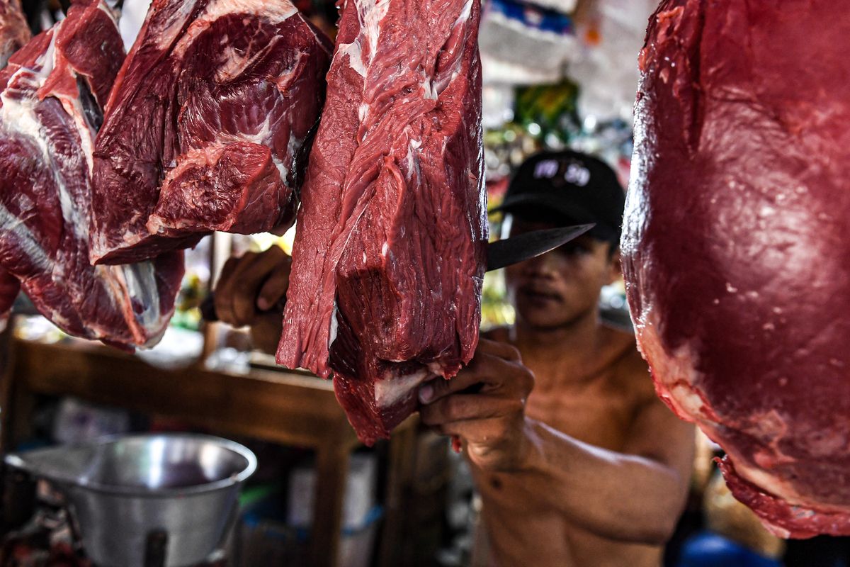 Pedagang memotong daging sapi yang dijual di Pasar Minggu, Jakarta, Rabu (6/3/2024). Menurut data Badan Pangan Nasional (Bapanas) pukul 11.15 wib, harga daging sapi murni tingkat pedagang eceran berada pada harga Rp134.820 per kg atau turun Rp440 per kg. 