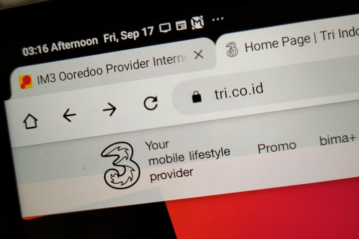Ilustrasi laman web Indosat Ooredoo dan Tri Indonesia.