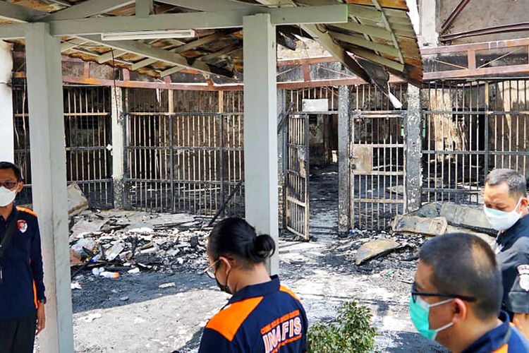 Dalam foto yang dirilis oleh Kementerian Hukum dan Hak Asasi Manusia Republik Indonesia ini, petugas polisi memeriksa sel-sel yang rusak setelah kebakaran di Penjara Tangerang di Tangerang, Indonesia, Rabu, 8 September 2021.