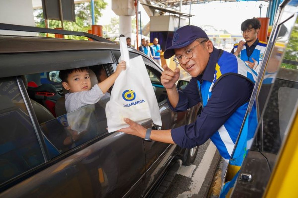 Jasa Marga menyapa pengguna jalan tol dengan memberikan bingkisan di Gerbang Tol Cililitan sebagai bentuk apresiasi pada Hari Pelanggan Nasional, Kamis (4/9/2025).