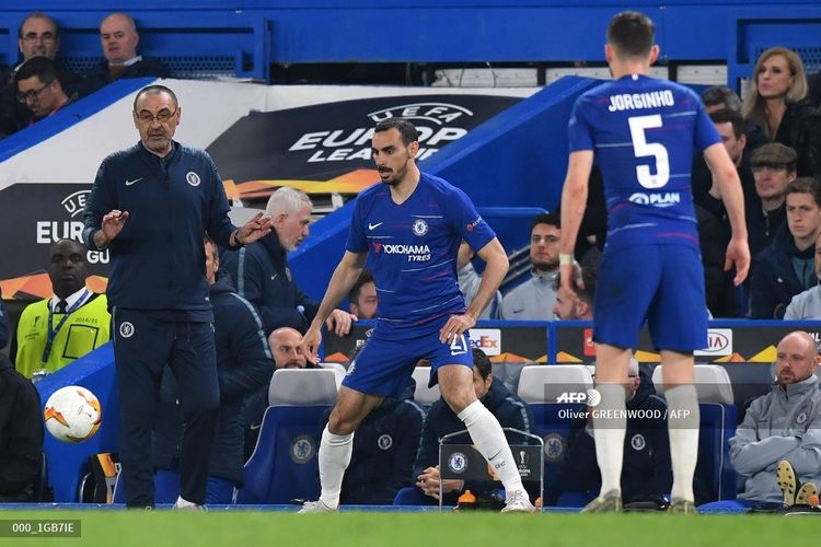 Maurizio Sarri tampak memberi instruksi kepada Davide Zappacosta pada pertandingan Chelsea vs Eintracht Frankfurt dalam semifinal Liga Europa di Stadion Stamford Bridge, 9 Mei 2019. 