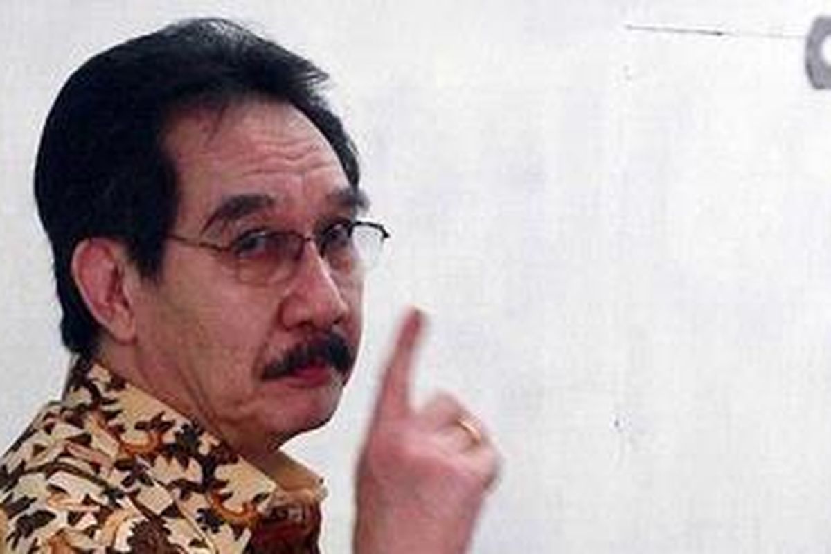 Mantan Ketua Komisi Pemberantasan Korupsi (KPK), Antasari Azhar menunggu dimulainya persidangan atas dirinya di tahanan sementara Pengadilan Negeri Jakarta Selatan, Kamis (12/11/2009). Antasari menjadi terdakwa dalam kasus dugaan pembunuhan Direktur PT Putra Rajawali Banjaran, Nasrudin Zulkarnaen. 