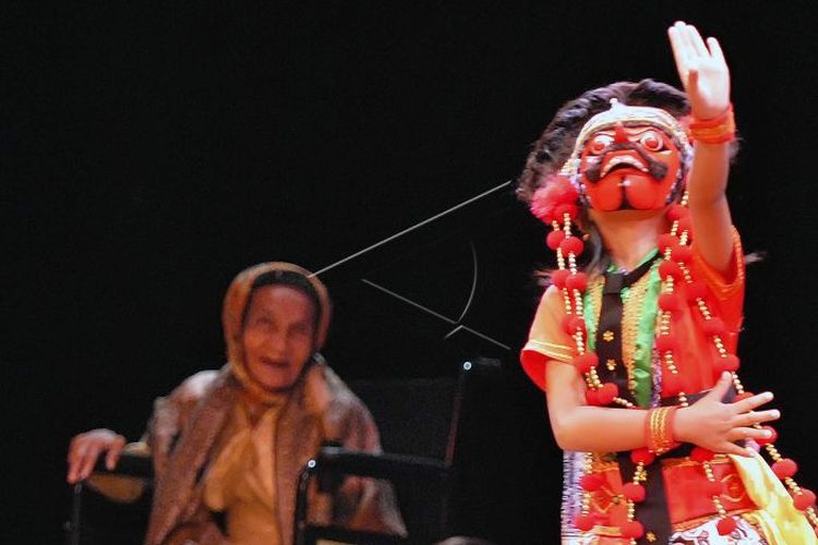 REGENERASI TOPENG. Mimi Rasinah (78) gembira menyaksikan cucunya, Rani Fitriyah menarikan Tari Topeng Kelana dalam Pagelaran Aneka Tari Topeng oleh Sanggar Tari Topeng Mimi Rasinah Indramayu yang merupakan rangkaian acara JAKARTA ANNIVERSARY FESTIVAL VI di Gedung Kesenian Jakarta, Jumat (20/6/2008). Sementara Mimi Rasinah sendiri tidak dapat menampilkan tari tradisi keluarga itu karena sakit