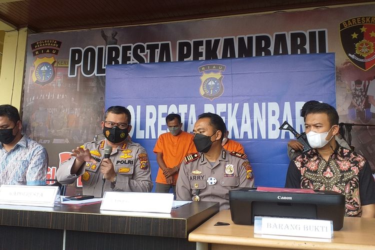 Kapolresta Pekanbaru Kombes Pol Nandang Mu'min Wijaya dan Kapolsek Bukitraya AKP Arry Prasetyo saat menggelar konferensi pers pengungkapan kasus pemalsuan surat bebas Covid-19, Jumat (2/7/2021).