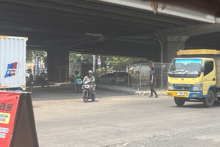 Pak Ogah di Jalan Ring Road Jakbar Kabur Saat Polisi Datang, Balik Lagi Usai Petugas Pergi