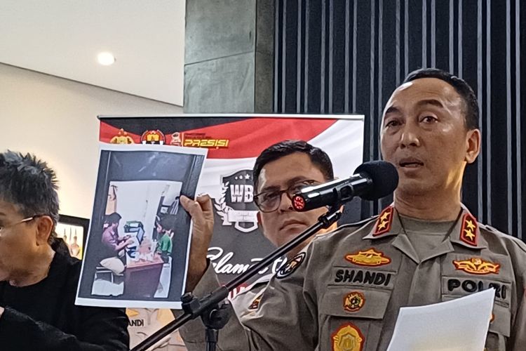 Kepala Divisi Humas Polri Irjen Sandi Nugroho saat menunjukkan foto pemeriksaan Saka Tatal.