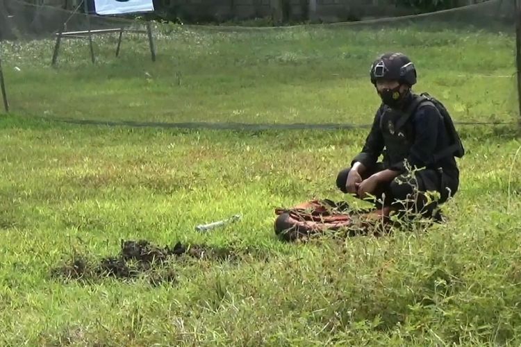 Anggota tim Jihandak Satbrimob Polda Jatim, melakukan persiapan peledakan granat yang ditemukan oleh warga Tulungagung Jawa Timur, Selasa (22/12/2020).