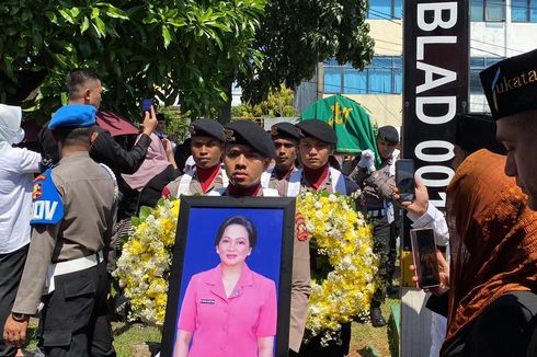 Isak Tangis Keluarga Warnai Pemakaman Istri Wakapolri di TPU Joglo
