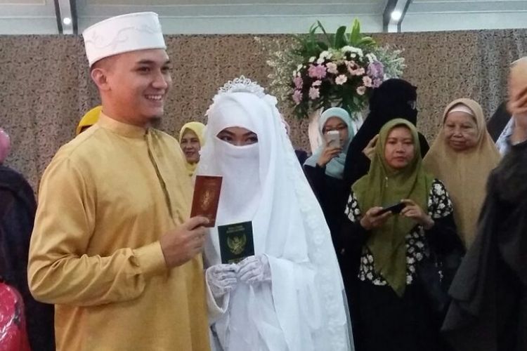 Egi John diabadikan bersama sang istri usai menggelar akad nikah di Gedung Graha Jala Bhakti, Cinere, Jakarta Selatan, Sabtu (1/7/2017). 