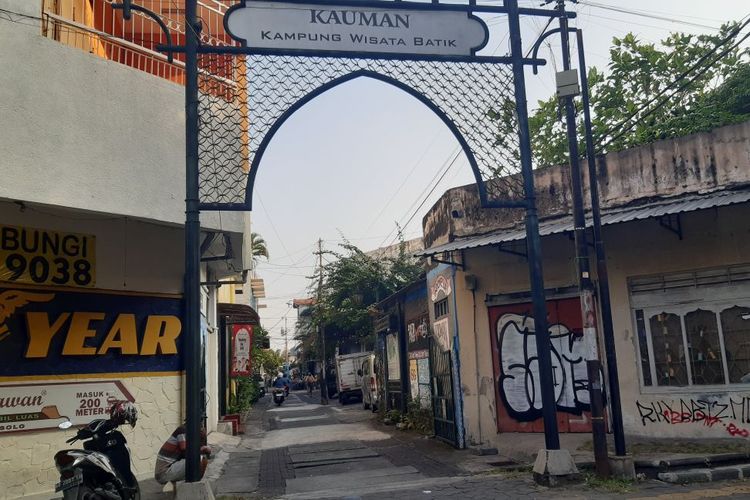 Kondisi jalan di Kawasan Kampung Batik Kauman di Kecamatan Pasar Kliwon, Solo, Jawa Tengah.