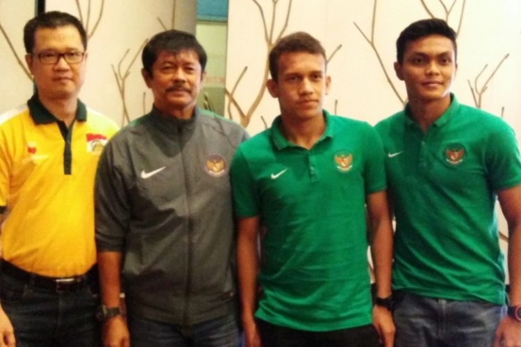 Egy Maulana (kedua kanan) saat berfoto dalam sesi jumpa pers pra-pertandingan Timnas U-19 vs RCD Espanyol B di Hotel Hilton Bandung, Kamis (14/7/2017) sore. 