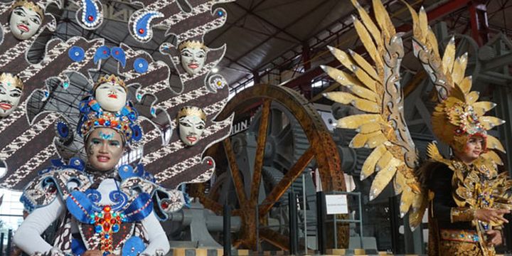 Penampilan Solo Batik Carnival di Pabrik Gula Colomadu, Karanganyar, Jawa Tengah, Kamis (22/3/2018). Pabrik gula ini direvitalisasi menjadi tempat wisata dan kawasan komersial. Kini namanya berubah menjadi De Tjolomadoe.