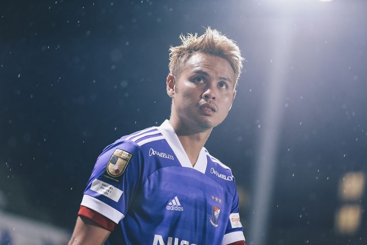 Pemain asal Thailand, Theerathon Bunmathan, yang pernah membela Vissel Kobe dan kini bermain untuk Yokohama F. Marinos. 