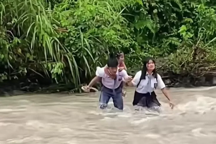 Perjuangan Siswa Nias Selatan, Tempuh 6,5 Km dan Seberangi Sungai demi Sekolah