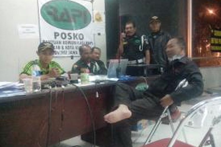 Beberapa anggota Radio Antar Penduduk Indonesia (RAPI) bertugas di pos utama tanggap darurat bencana erupsi Gunung Kelud di kawasan Simpang Lima Gumul, Kabupaten Kediri, Jawa Timur.