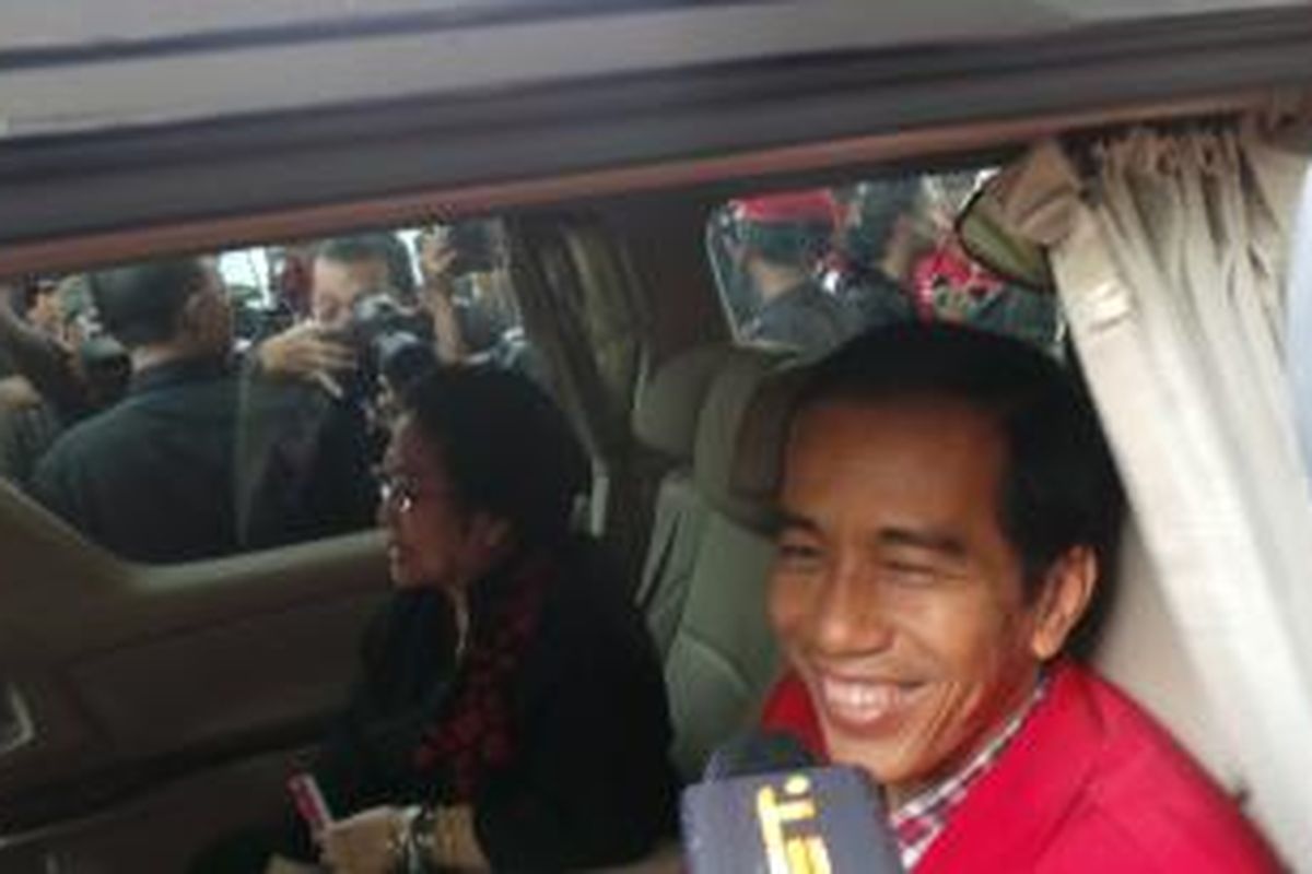 Ketua Umum PDI Perjuangan Megawati Soekarnoputri dan Joko Widodo satu mobil usai penutupan rapat kerja nasional (rakernas) III PDI Perjuangan, Sabtu (8/9/2013).