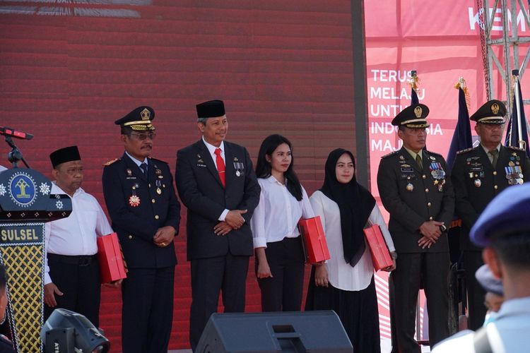 Kakanwil Kemenkumham Sulsel Liberti Sitinjak yang menyerahkan secara simbolis kebeberapa perwakilan narapidana yang mendapatkan remisi di HUT RI 78 di Jalan Rutan, Kota Makassar, Sulawesi Selatan (Sulsel), Kamis (17/8/2023)
