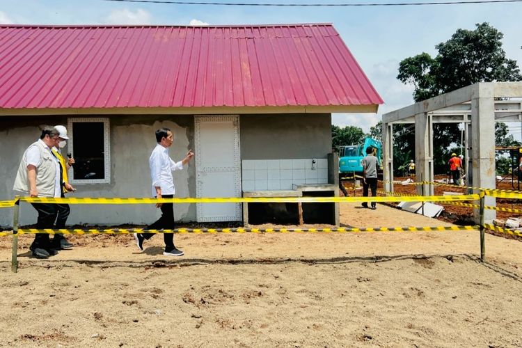 Presiden Joko Widodo saat meninjau langsung perkembangan pembangunan rumah tahan gempa di Desa Sirnagalih, Kecamatan Cilaku, Kabupaten Cianjur, pada Senin (5/12/2022).