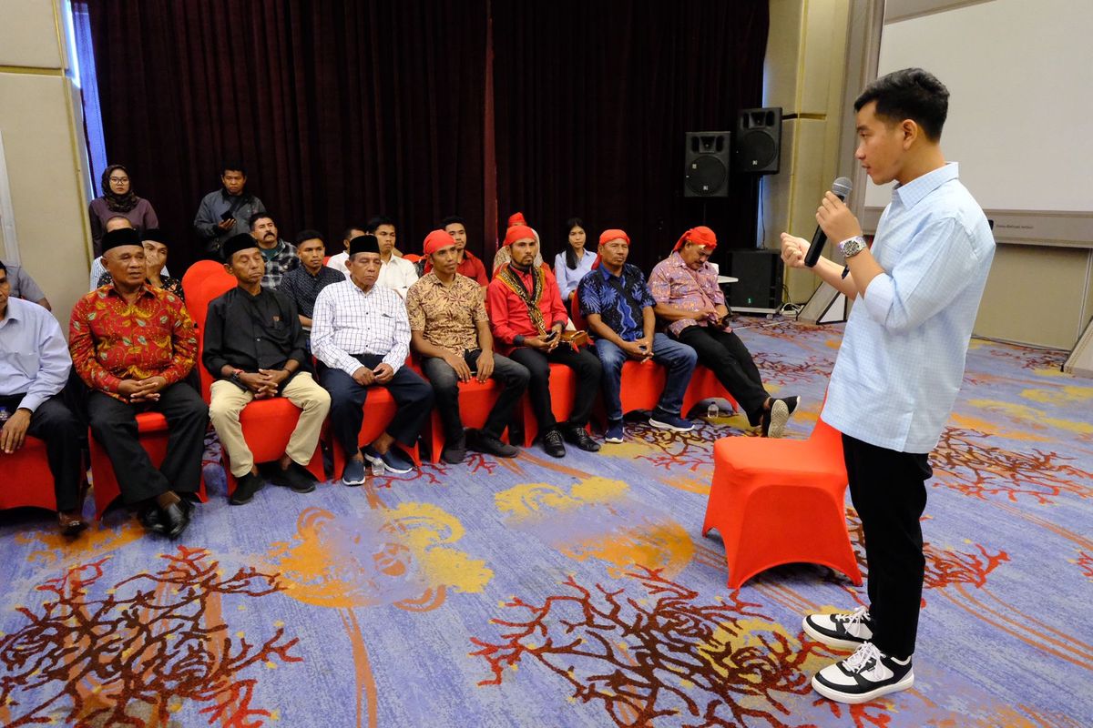 Calon wakil presiden (cawapres) nomor urut 2 Gibran Rakabuming Raka saat bersilaturahmi dengan para raja Maluku di Swiss-Bell Hotel Ambon, Senin (8/1/24).
