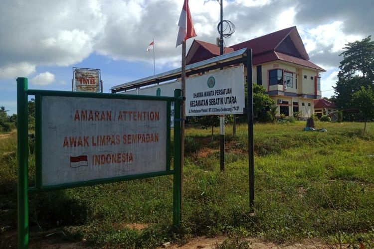 Papan peringatan batas negara RI - Malaysia terpasang tepat di depan kantor camat Sebatik Utara (Sabri)
