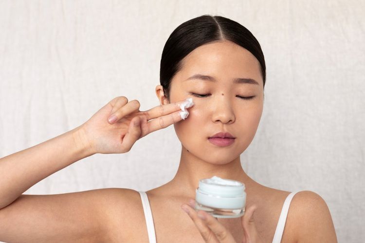 Jerawat stres bisa makin parah jika dibiarkan. Simak beberapa cara mengatasinya, dari skincare yang tepat hingga pola hidup sehat.