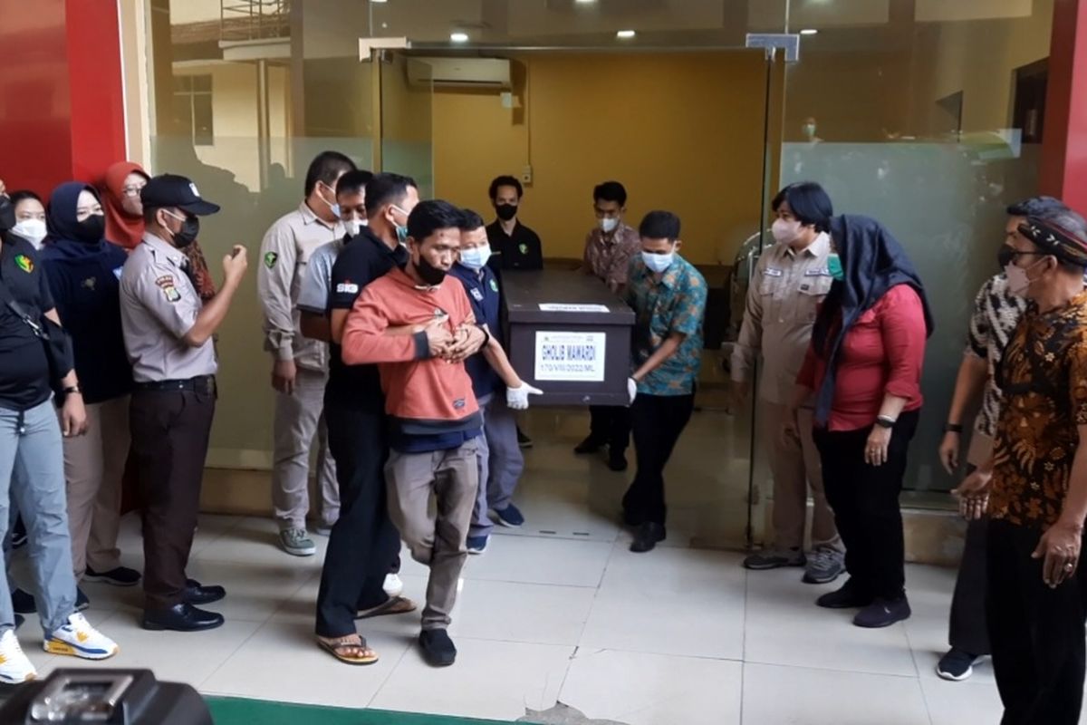 Empat korban kebakaran bangunan ruko yang dijadikan tempat usaha makanan sekaligus indekos di Jalan Duri Selatan 1, Duri Selatan, Tambora, Jakarta Barat, telah teridentifikasi. Jenazah yang teridentifikasi diambil keluarga di Rumah Sakit (RS) Polri Kramatjati, Jakarta Timur, Jumat (19/8/2022).