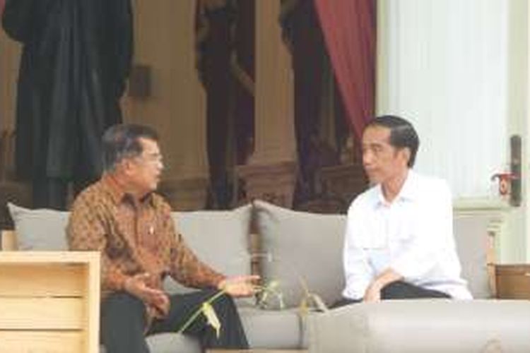 Presiden Joko Widodo dan Wakil Presiden Jusuf Kalla saat berbincang di Beranda Istana Merdeka, Jakarta Kamis (3/11/2016).