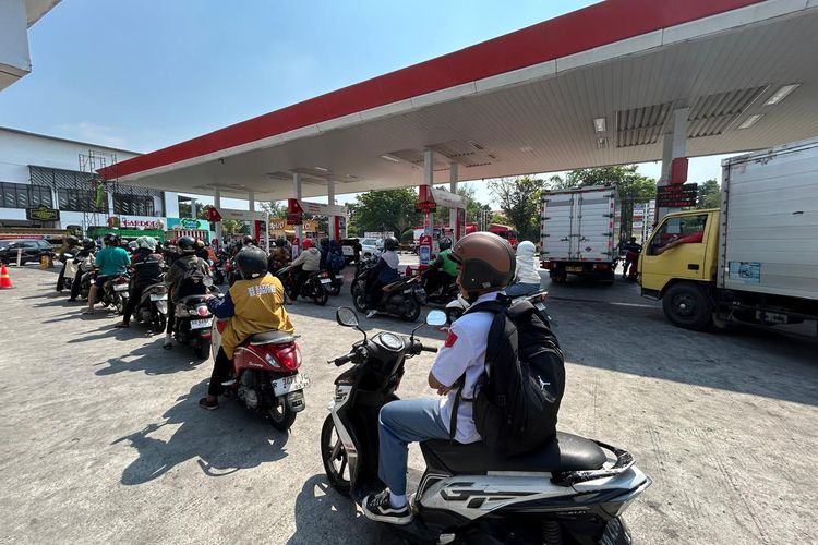 Pertamax Jadi Rp 16.250, Warga Solo: Di Mana-mana Pertalite Antrenya Banyak