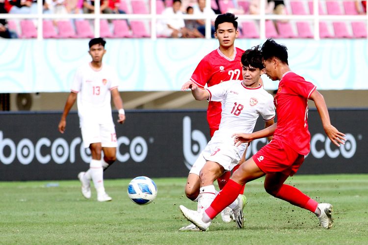 Pemain Timnas U16 Indonesia Tristan Raissa Ibrahim dijaga ketat pemain Vietnam saat laga perebutan tempat ketiga Piala AFF U16 2024 yang berakhir dengan skor 5-0 di Stadion Manahan Solo, Rabu (3/7/2024) sore.